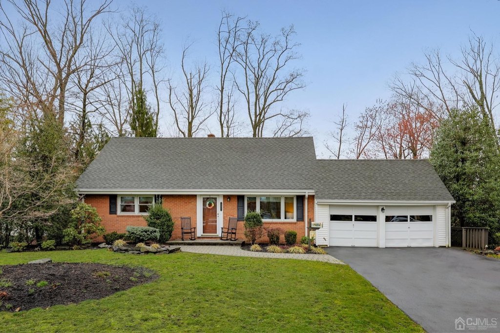 garage, house_view, yard, house_view, house_view