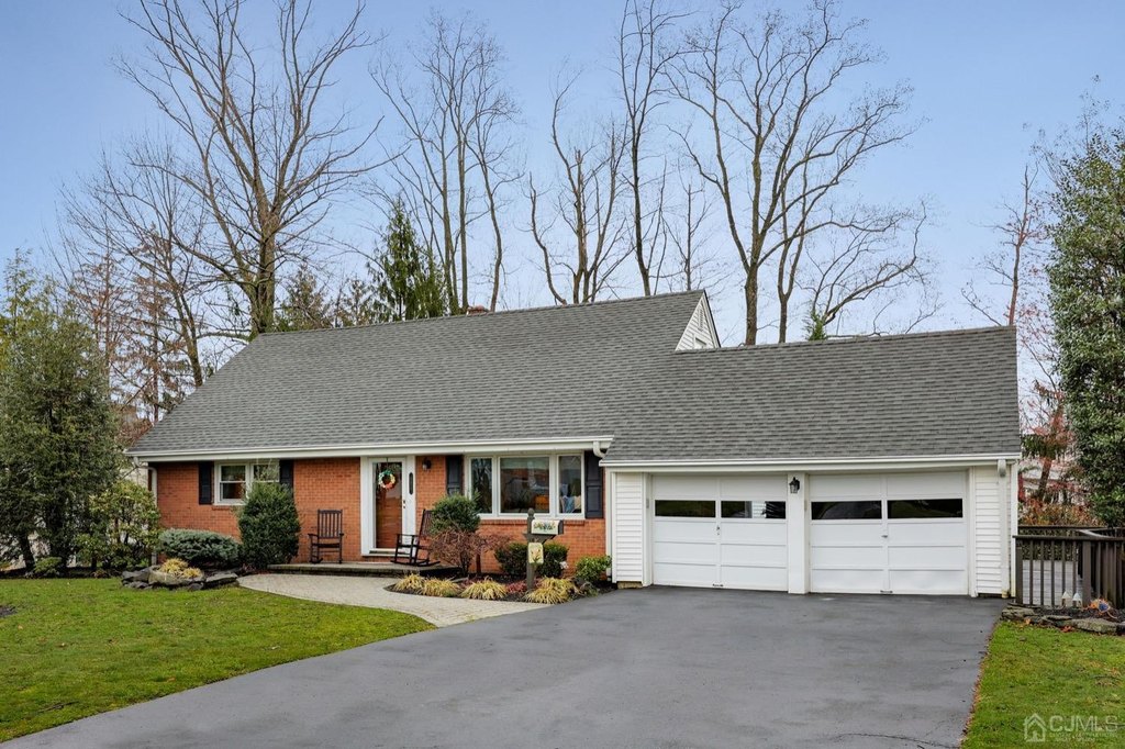 garage, house_view, road_view, yard, house_view, house_view