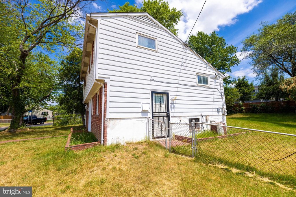 house_view, yard, house_view, house_view