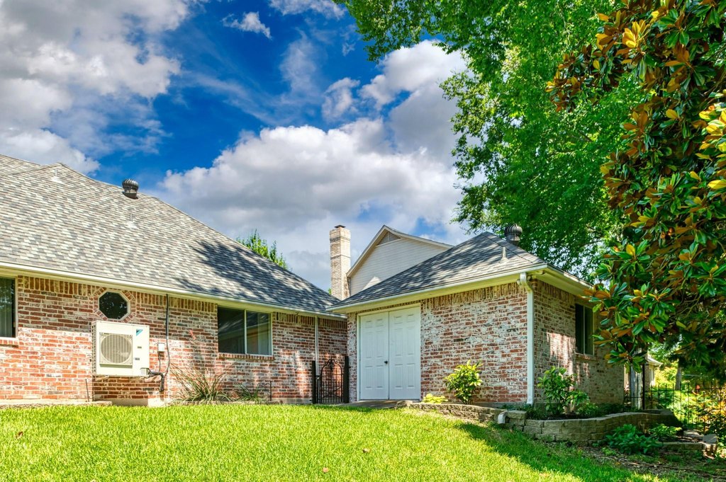 garage, house_view, yard, house_view, house_view