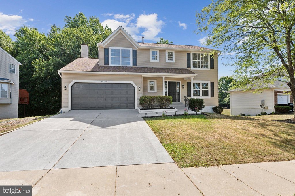 garage, house_view, road_view, yard, house_view, house_view