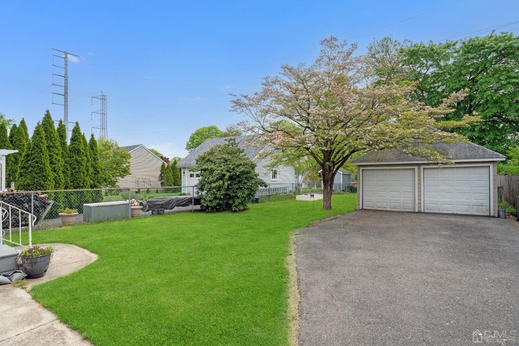 garage, road_view, yard