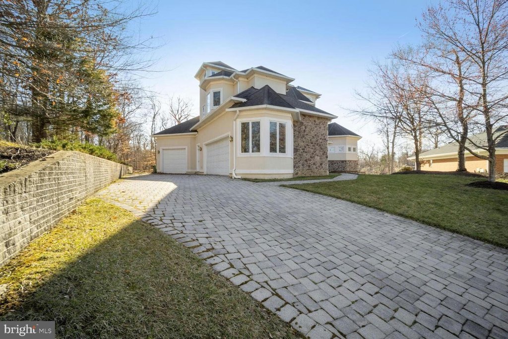 garage, house_view, road_view, yard, house_view, house_view