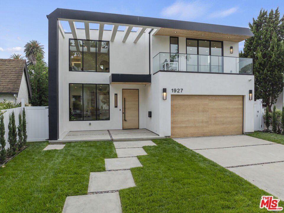 garage, house_view, yard, house_view, house_view